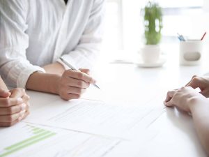 不動産で物件をみる人